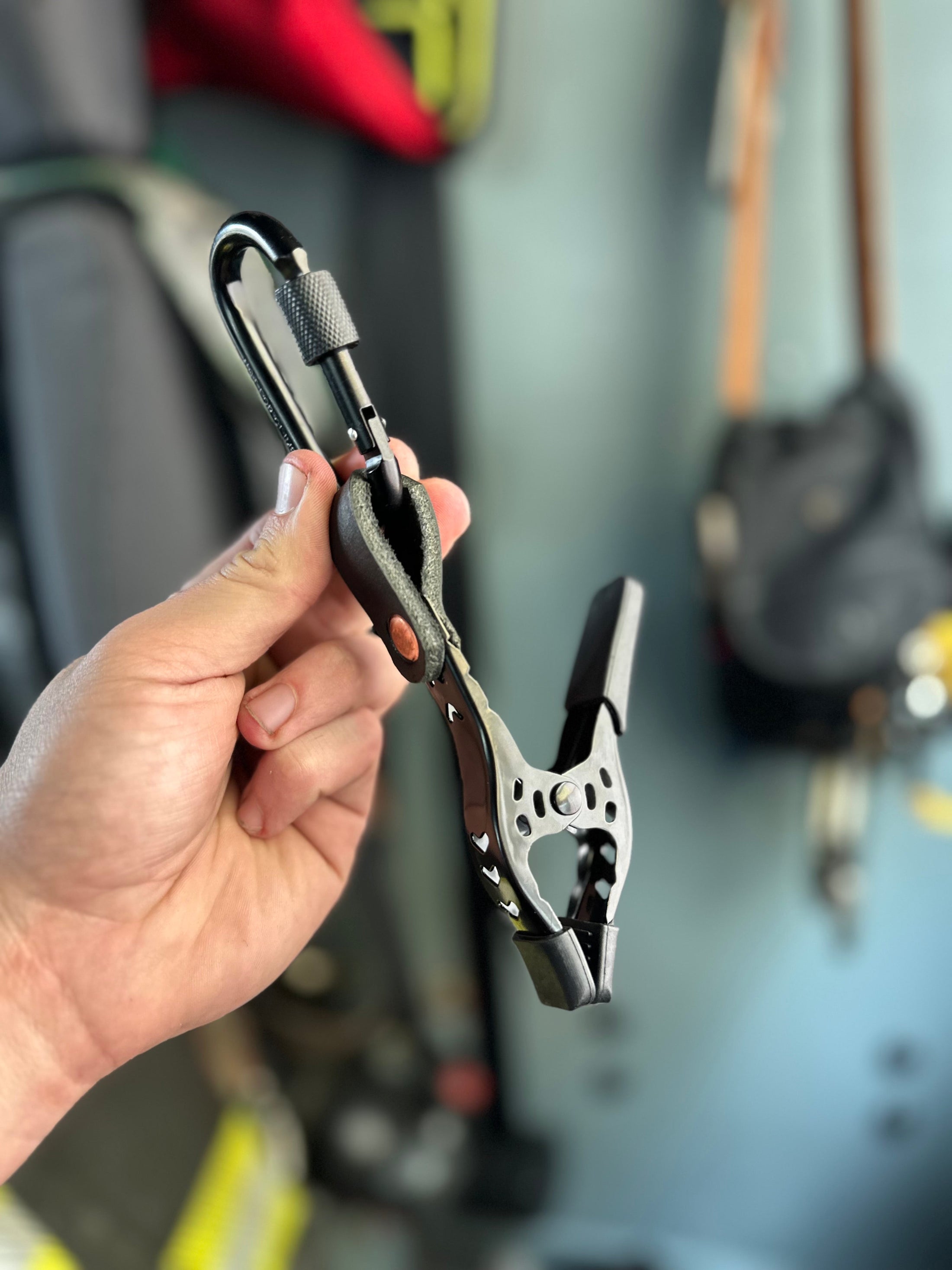 Locking Carabiner Glove Clip - Door Chock - black
