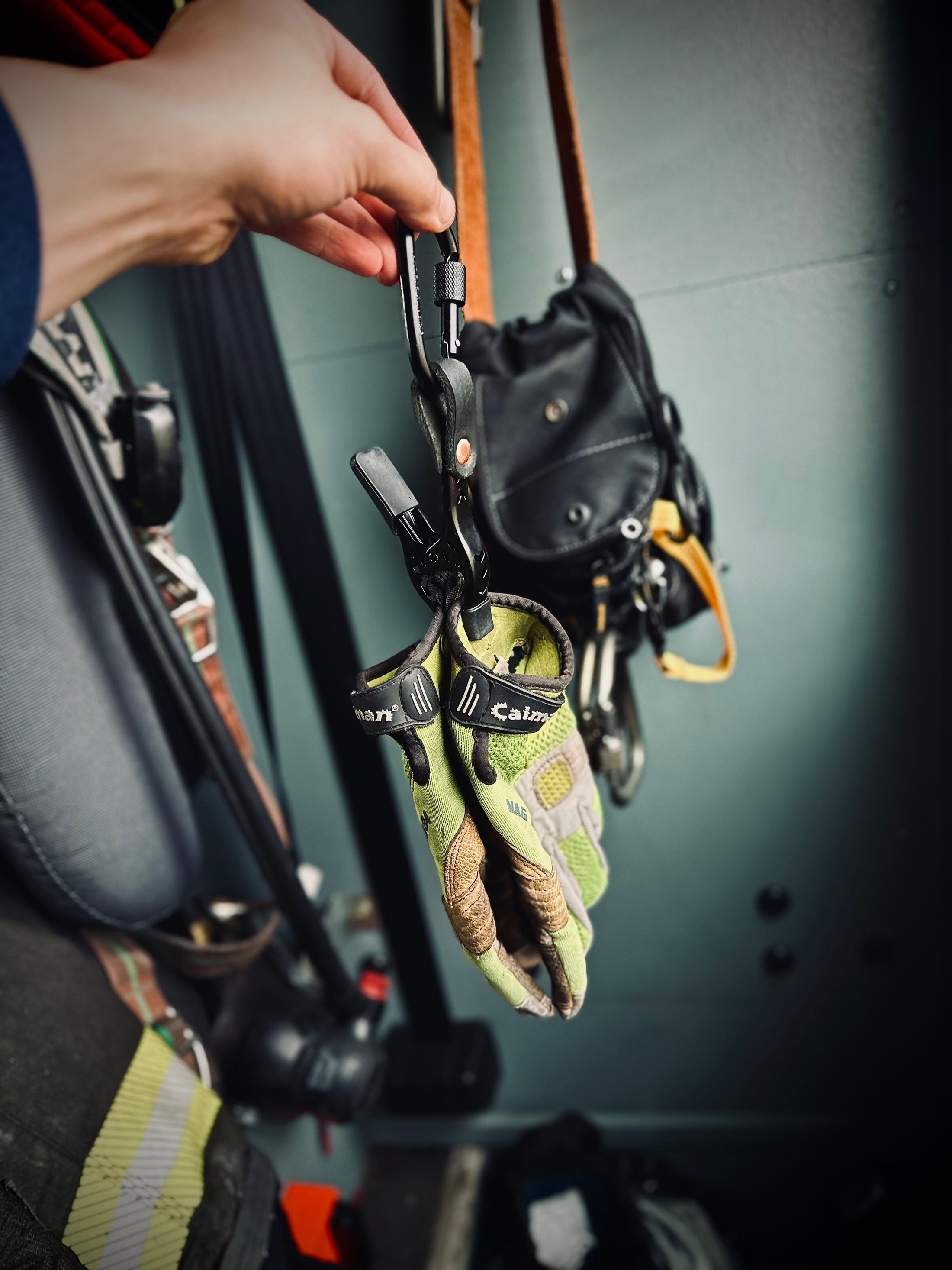 Locking Carabiner Glove Clip - Door Chock - black