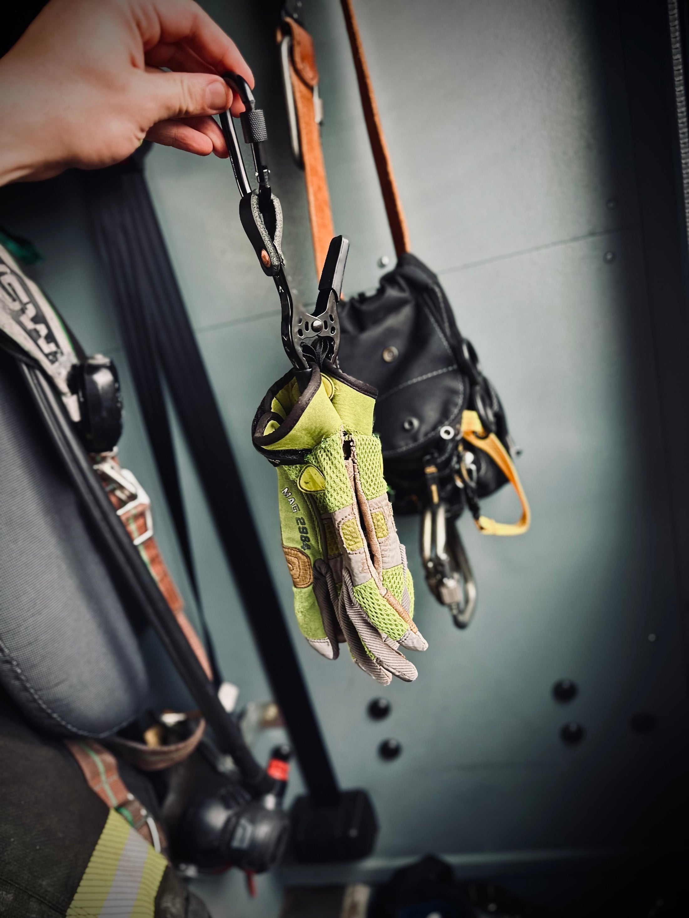 Locking Carabiner Glove Clip - Door Chock - black