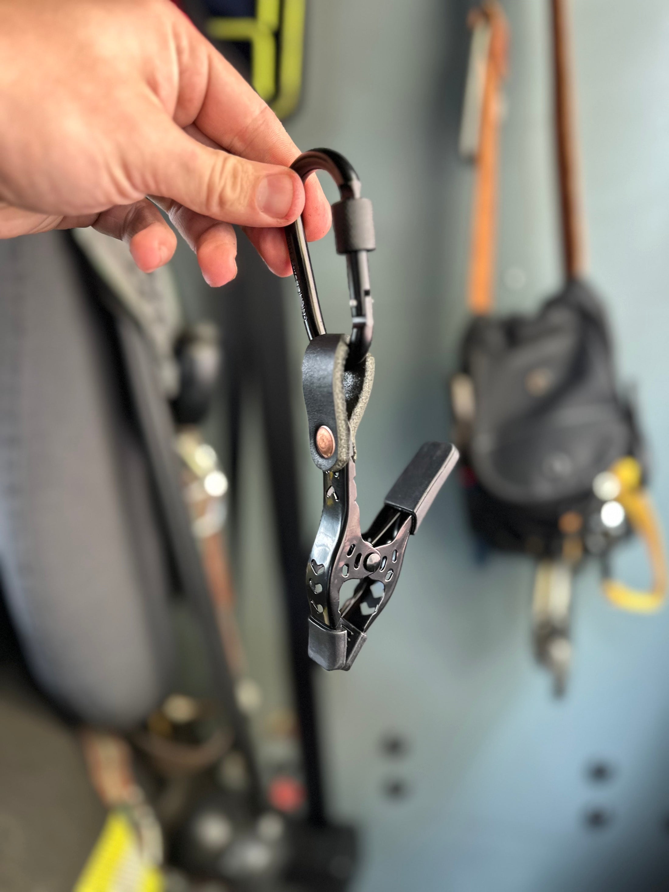 Locking Carabiner Glove Clip - Door Chock - black