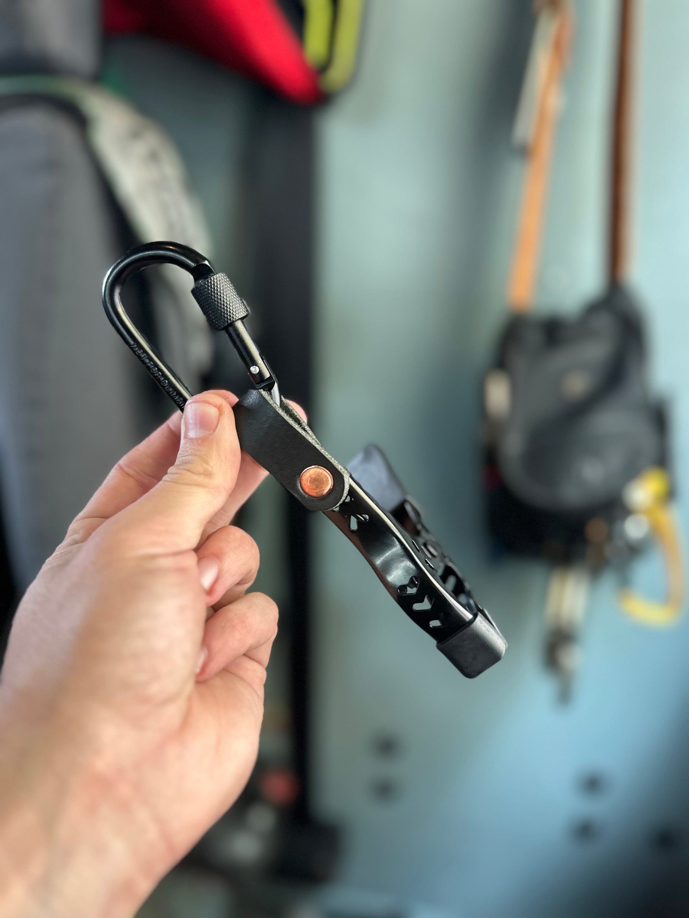 Locking Carabiner Glove Clip - Door Chock - black
